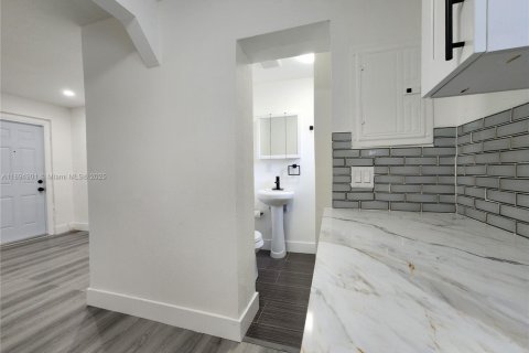 Propiedad comercial en alquiler en Hollywood, Florida, 122.54 m2 № 1949293 - foto 26