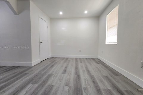 Propiedad comercial en alquiler en Hollywood, Florida, 122.54 m2 № 1949293 - foto 9