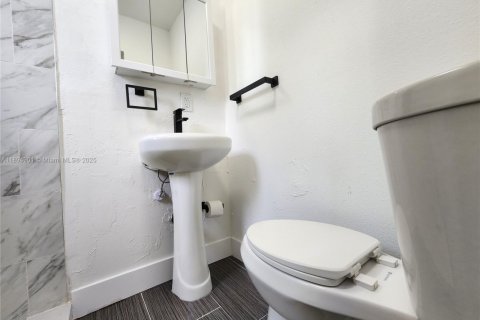 Propiedad comercial en alquiler en Hollywood, Florida, 122.54 m2 № 1949293 - foto 17