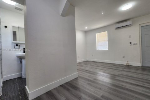 Propiedad comercial en alquiler en Hollywood, Florida, 122.54 m2 № 1949293 - foto 10