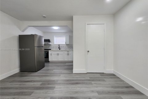 Propiedad comercial en alquiler en Hollywood, Florida, 122.54 m2 № 1949293 - foto 13