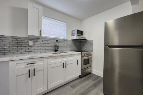 Propiedad comercial en alquiler en Hollywood, Florida, 122.54 m2 № 1949293 - foto 23