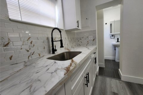 Propiedad comercial en alquiler en Hollywood, Florida, 122.54 m2 № 1949293 - foto 16