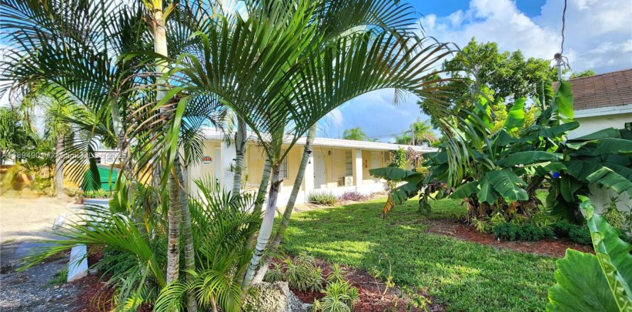 Propiedad comercial en Hollywood, Florida 122.54 m2 № 1949293