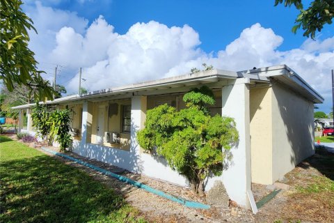 Propiedad comercial en alquiler en Hollywood, Florida, 122.54 m2 № 1949293 - foto 2