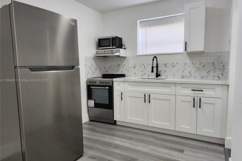 Propiedad comercial en alquiler en Hollywood, Florida, 122.54 m2 № 1949293 - foto 7