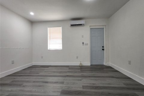 Propiedad comercial en alquiler en Hollywood, Florida, 122.54 m2 № 1949293 - foto 11