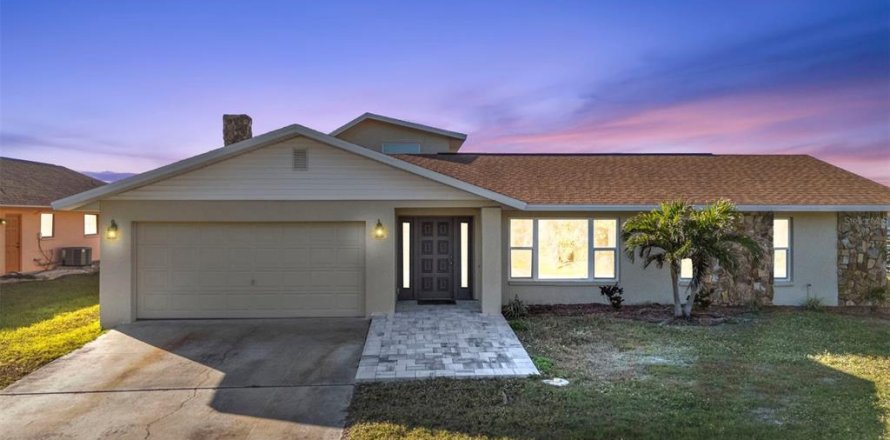 Casa en Port Charlotte, Florida 3 dormitorios, 223.8 m2 № 1533526