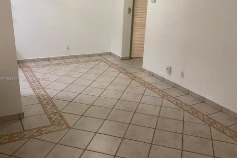 Apartamento en alquiler en Hallandale Beach, Florida, 1 dormitorio, 59.18 m2 № 1993823 - foto 3