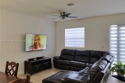 House in Homestead, Florida 4 bedrooms, 174.38 sq.m. № 2027676 - photo 11