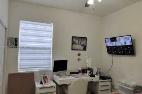 House in Homestead, Florida 4 bedrooms, 174.38 sq.m. № 2027676 - photo 13