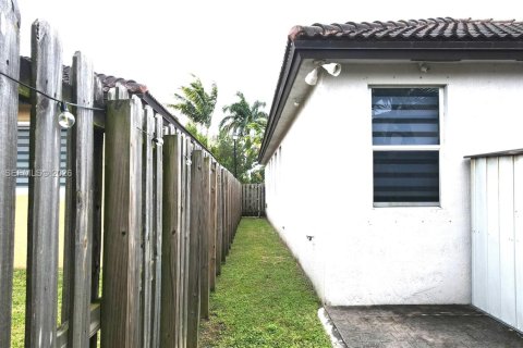 House in Homestead, Florida 4 bedrooms, 174.38 sq.m. № 2027676 - photo 9