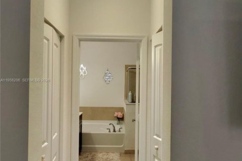 House in Homestead, Florida 4 bedrooms, 174.38 sq.m. № 2027676 - photo 24