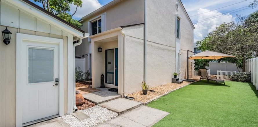 Townhouse in Tampa, Florida 2 bedrooms, 113.71 sq.m. № 1805308