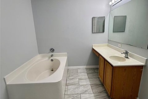 House in Winter Haven, Florida 4 bedrooms, 279.64 sq.m. № 2106783 - photo 14