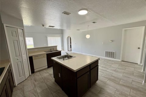 House in Winter Haven, Florida 4 bedrooms, 279.64 sq.m. № 2106783 - photo 8