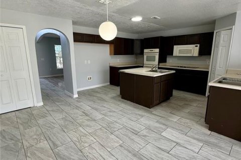 House in Winter Haven, Florida 4 bedrooms, 279.64 sq.m. № 2106783 - photo 6