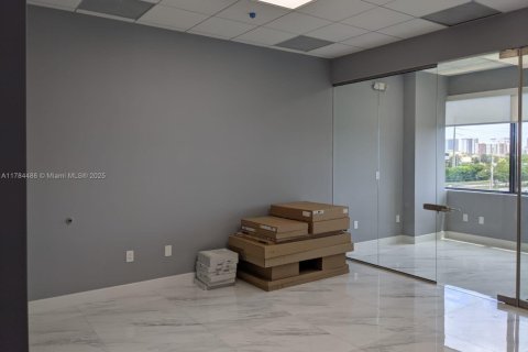 Propiedad comercial en venta en Aventura, Florida № 1704765 - foto 3
