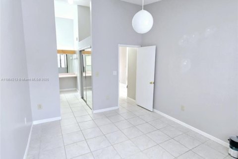 Купить таунхаус в Хайалиа, Флорида 2 спальни, 101.17м2, № 1981440 - фото 17