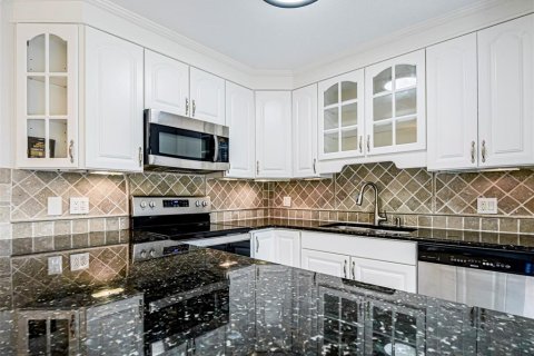 Townhouse in Vero Beach, Florida 2 bedrooms, 105.91 sq.m. № 2376880 - photo 16