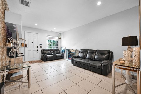 Adosado en venta en Miami, Florida, 3 dormitorios, 155.15 m2 № 1942169 - foto 14