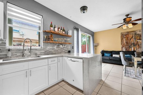 Adosado en venta en Miami, Florida, 3 dormitorios, 155.15 m2 № 1942169 - foto 19