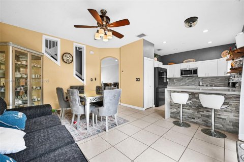 Adosado en venta en Miami, Florida, 3 dormitorios, 155.15 m2 № 1942169 - foto 3