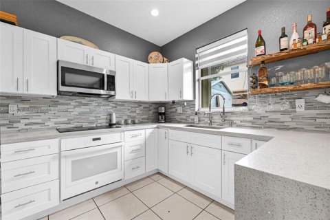 Adosado en venta en Miami, Florida, 3 dormitorios, 155.15 m2 № 1942169 - foto 4