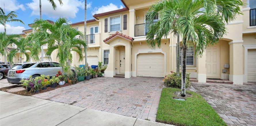 Adosado en Miami, Florida 3 dormitorios, 155.15 m2 № 1942169