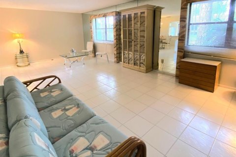 Townhouse in Royal Palm Beach, Florida 2 bedrooms, 120.59 sq.m. № 2147215 - photo 8