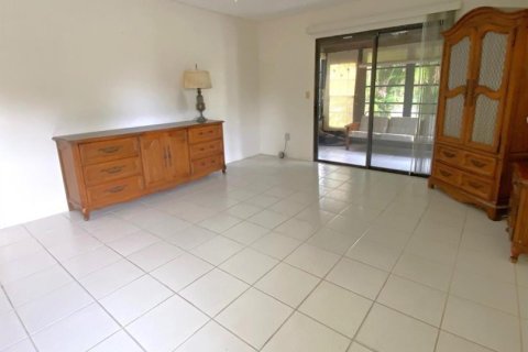 Townhouse in Royal Palm Beach, Florida 2 bedrooms, 120.59 sq.m. № 2147215 - photo 11