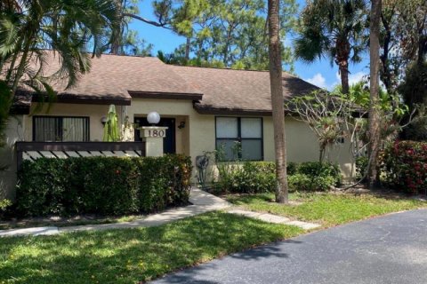 Townhouse in Royal Palm Beach, Florida 2 bedrooms, 120.59 sq.m. № 2147215