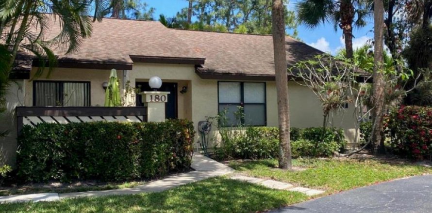 Townhouse in Royal Palm Beach, Florida 2 bedrooms, 120.59 sq.m. № 2147215