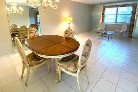 Townhouse in Royal Palm Beach, Florida 2 bedrooms, 120.59 sq.m. № 2147215 - photo 6