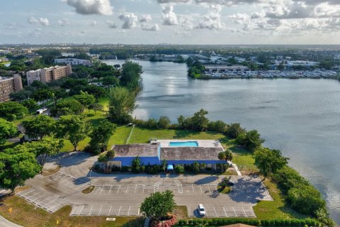 House in Deerfield Beach, Florida 2 bedrooms, 125.98 sq.m. № 2395505 - photo 2