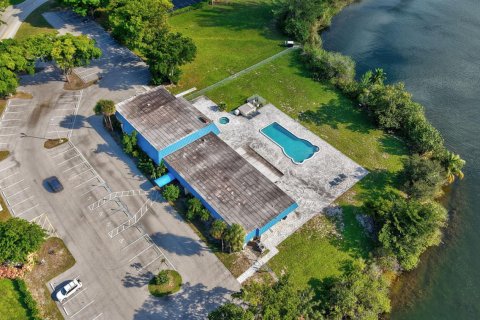 House in Deerfield Beach, Florida 2 bedrooms, 125.98 sq.m. № 2395505 - photo 3