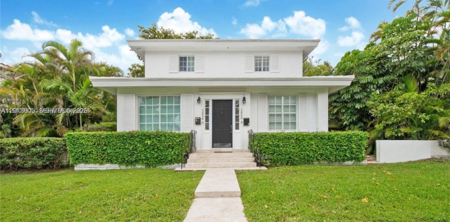 Commercial property in Coral Gables, Florida 254.09 sq.m. № 2076283