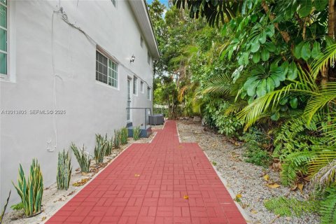 Commercial property in Coral Gables, Florida 254.09 sq.m. № 2076283 - photo 14