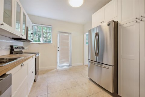 Commercial property in Coral Gables, Florida 254.09 sq.m. № 2076283 - photo 7