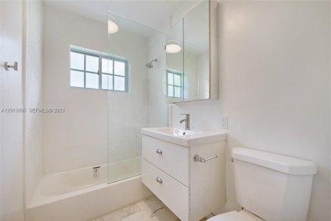 Commercial property in Coral Gables, Florida 254.09 sq.m. № 2076283 - photo 11