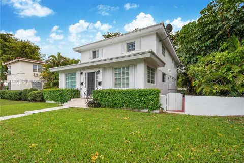 Commercial property in Coral Gables, Florida 254.09 sq.m. № 2076283 - photo 13