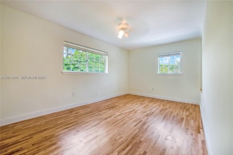 Commercial property in Coral Gables, Florida 254.09 sq.m. № 2076283 - photo 9