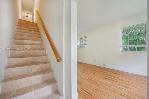 Commercial property in Coral Gables, Florida 254.09 sq.m. № 2076283 - photo 2