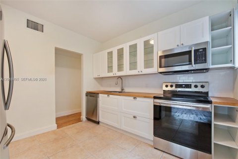 Commercial property in Coral Gables, Florida 254.09 sq.m. № 2076283 - photo 6