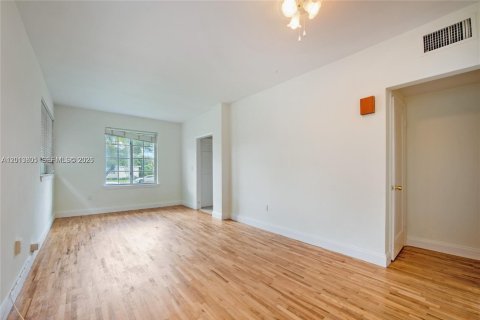 Commercial property in Coral Gables, Florida 254.09 sq.m. № 2076283 - photo 3