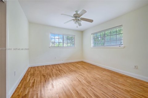 Commercial property in Coral Gables, Florida 254.09 sq.m. № 2076283 - photo 10