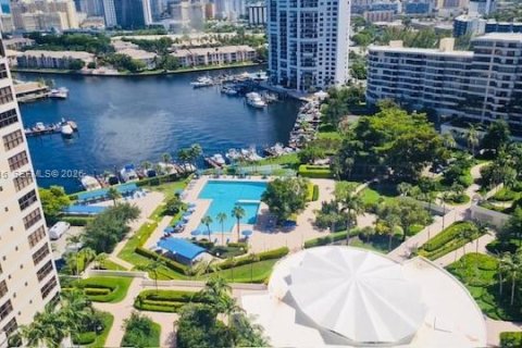 Condo in Hallandale Beach, Florida, 2 bedrooms № 2076177 - photo 22