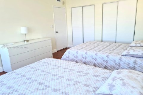 Condo in Hallandale Beach, Florida, 2 bedrooms № 2076177 - photo 17