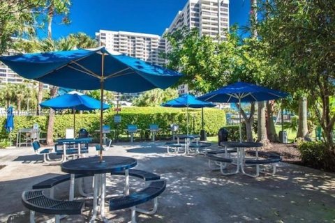 Condo in Hallandale Beach, Florida, 2 bedrooms № 2076177 - photo 25
