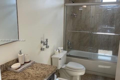 Condo in Hallandale Beach, Florida, 2 bedrooms № 2076177 - photo 13